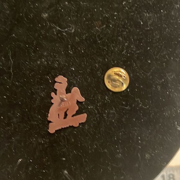 1” Fanmats NCAA Wyoming Cowboys Team logo saddle bronc rider lapel/hat pin - Picture 9 of 11